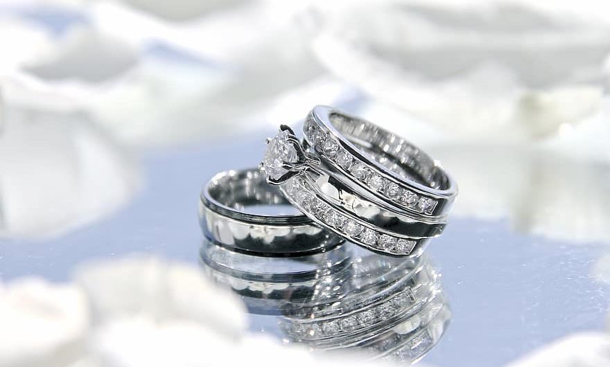 Conseils et astuces pour bien choisir une bague en diamant pour ses fiançailles